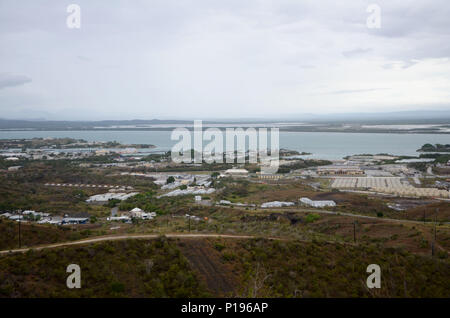 Globale Sicht der Marinestation Guantánamo Bay von John Paul Jones Hill am Morgen nach dem Hurrikan Matthew schlagen. Matthäus war ein Hurrikan der Kategorie 4 mit einer maximalen nachhaltigen Windgeschwindigkeiten von 145 km/h und Böen von 170 km/h. (U.S. Marine Foto von Petty Officer 1st Class Kegan E. Kay) Stockfoto