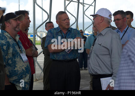General Gary North, ehemaliger Kommandeur der Pacific Air Forces, spricht Delegierten des Australian American Leadership Dialogue während ihres Besuchs auf der Joint Base Pearl Harbor-Hickam, Hawaii, am 4. Oktober 2016 über die Fähigkeiten der F-22 Raptor. Die Veranstaltung fördert die bilateralen Beziehungen zwischen den USA und Australien und konzentriert sich auf Luftkampffähigkeiten, Einsatzbereitschaft und Verteidigungsstrategien in der Luft- und Raumfahrt im Pazifik. Stockfoto