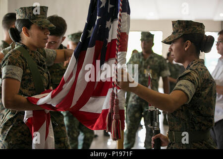 Us Marine Color Guard Mitglieder, Sgt. Alexandra Diaz (links) und Pfc. Alejandra B. Ortega, der Vorbereitung der US-Flagge vor dem Philippinischen amphibische Landung Übung 33 (PHIBLEX) Eröffnungsfeier bei Marine Kaserne Rudiardo Braun, Taguig City, Philippinen, 4. Oktober 2016. PHIBLEX ist eine jährliche US-philippinische Militär bilaterale Übung, die amphibischen Funktionen und Live-Fire Training mit humanitären civic Unterstützung, Interoperabilität zu stärken und die Zusammenarbeit vereint. Diaz, aus Chicago, Illinois, ist eine Distribution Management Spezialisten mit 3d Marine Expeditionary Brigade, II. Stockfoto