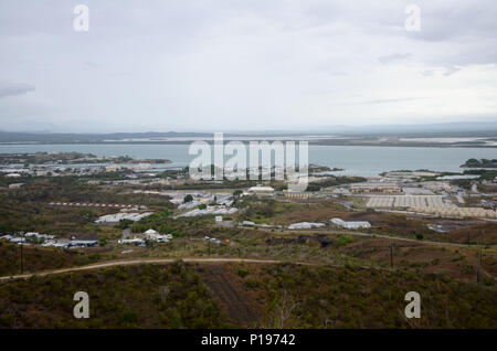 161005-N-OX 321-073 MARINESTATION Guantánamo Bay, Kuba (Okt. 5, 2016) Globale Sicht der Marinestation Guantánamo Bay von John Paul Jones Hill am Morgen nach dem Hurrikan Matthew schlagen. Matthäus war ein Hurrikan der Kategorie 4 mit einer maximalen nachhaltigen Windgeschwindigkeiten von 145 km/h und Böen von 170 km/h. (U.S. Marine Foto von Petty Officer 1st Class Kegan E. Kay/Freigegeben) Stockfoto