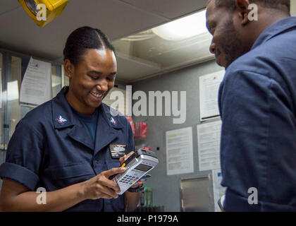 161004-N-TH 560-347 HONG KONG (Okt. 2010) 4, 2016) Petty Officer 3rd Class Kalia Whitfield, aus Sacramento, Calif., Prozesse einer Transaktion in den Store von Amphibisches Schiff USS BONHOMME RICHARD (LHD6). Bonhomme Richard, dem Flaggschiff der Bonhomme Richard Expeditionary Strike Group, arbeitet im Südchinesischen Meer zur Unterstützung der Sicherheit und Stabilität in der Indo-Asia Pacific Region. (U.S. Marine Foto von Petty Officer 3. Klasse Jeanette Mullinax/Freigegeben) Stockfoto