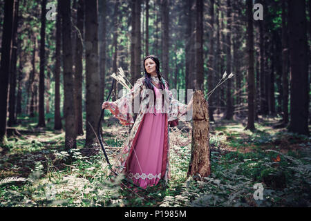 Ein Porträt einer weiblichen elf mit Schleife in einem magischen Wald Stockfoto