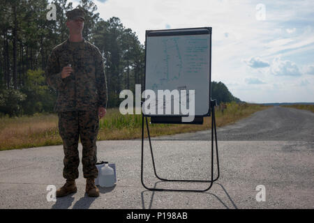 Us Marine Corps Staff Sgt. Thomas M. McDaniel, platoon Sergeant, 2. Light Armored Reconnaissance Bataillon (2d LAR Mrd.), Slips Marines auf dem Kurs von Feuer während der ersten Bushmaster Herausforderung im Bereich der SR 7, Camp Lejeune, N.C., Oktober 3, 2016. Die Konkurrenz bestand aus vier gepanzerten Fahrzeugen, oder des LAV-25, Schießen Ziele mit einem M242 Bushmaster, die eine 25 mm-Kette angetriebene autocannon weitgehend durch das US-Militär und die M240 koaxialen Maschinengewehr verwendet. (U.S. Marine Corps Foto von Lance Cpl. Careaf L. Henson 2d MARDIV Bekämpfung der Kamera) Stockfoto