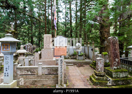 Kriegerdenkmal in Okunoin Friedhof, Koyasan. Denkmal zur Erinnerung an die Soldaten von Japan und Australien im Norden Borneos. Stockfoto