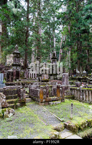 Stein Denkmäler, Grabsteine und Mausoleum in Okunoin buddhistischen Friedhof in Koyasan, Japan. Stockfoto