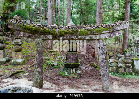 Stein Torii-tor in Okunoin Friedhof, Koyasan, Japan. Stockfoto