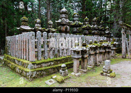 Stein Denkmäler, Grabsteine und Mausoleum in Okunoin buddhistischen Friedhof in Koyasan, Japan. Stockfoto