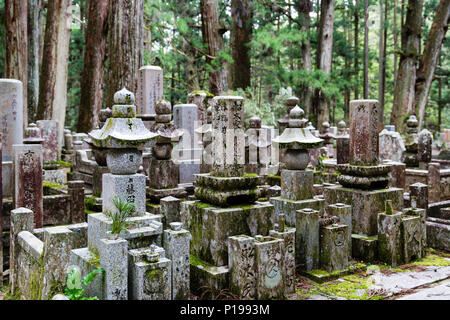 Stein Denkmäler, Grabsteine und Mausoleum in Okunoin buddhistischen Friedhof in Koyasan, Japan. Stockfoto