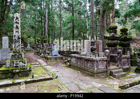 Stein Denkmäler, Grabsteine und Mausoleum in Okunoin buddhistischen Friedhof in Koyasan, Japan. Stockfoto