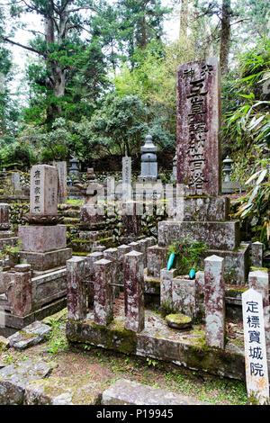 Stein Denkmäler, Grabsteine und Mausoleum in Okunoin buddhistischen Friedhof in Koyasan, Japan. Stockfoto