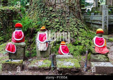 Jizo Statuen in Okunoin Friedhof, Koyasan, Japan Stockfoto