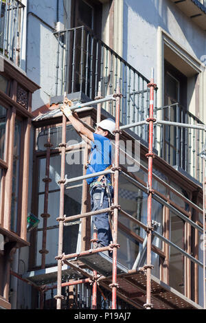 Workman Gebäude scafolding auf dem externen vor einem Gebäude. Stockfoto