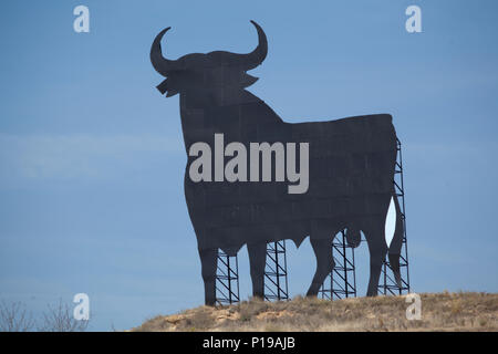 Statue der schwarzen Stier auf Bergrücken oberhalb der Weinberge im Bereich Briones in der Region La Rioja, Spanien. Stockfoto