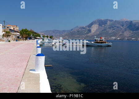 Blick auf die Insel Telendos mit Blick auf die größere Insel Kalymnos, Dodekanes, Griechenland. Stockfoto