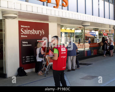 Grosse Ausgabe Verkäufer außerhalb Sainsburys store in Bitterne Village Shopping Precinct, Bitterne, Southampton, Großbritannien Stockfoto