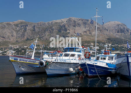 Fähren verwendet werden Passagiere von und nach Insel Telendos in Richtung der größeren Insel Kalymnos, Dodekanes, Griechenland suchen. Stockfoto