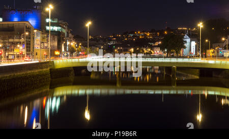 Cork, Irland - 15. September 2016: Verkehr durchquert der Fluss Lee Griffith North Channel auf der Brücke im Zentrum von Cork. Stockfoto