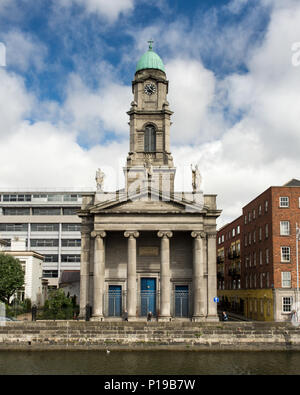 Dublin, Irland - 16. September 2016: Die neoklassische Fassade der Presbyterianischen Kirche von Saint Paul auf Arran Kai neben dem Fluss Liffey in Cent Stockfoto
