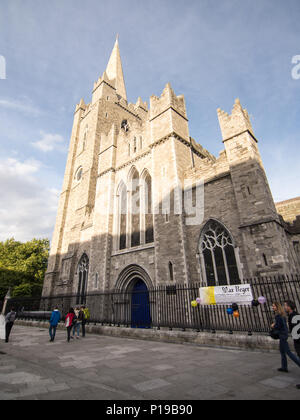 Dublin, Irland - 16. September 2016: Fußgänger und passieren die Touristen den Westen vorne und Turm von St. Patrick's Römisch-katholische Kathedrale in Dublin. Stockfoto