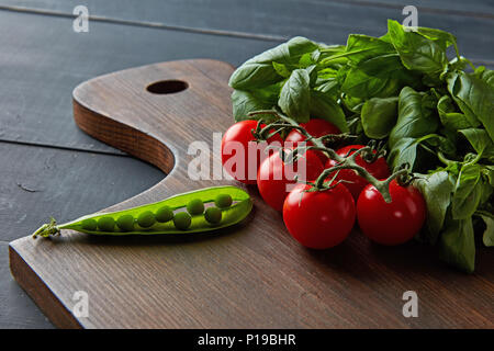 Rohe frische Gemüse und hearbs Sortiment auf dunklen Holztisch. Stockfoto