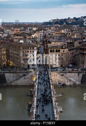 Rom, Italien, 24. März 2018: Fußgänger überqueren Sie den Tiber auf der Ponte Sant'Angelo in Rom. Stockfoto