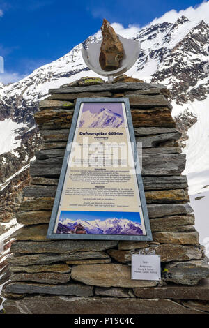 Marker Beiträge für die Berge in der Ferne, oberhalb Saas Grund, Saastal, Schweiz, Kreuzboden Seilbahn Hohsaas, Stockfoto