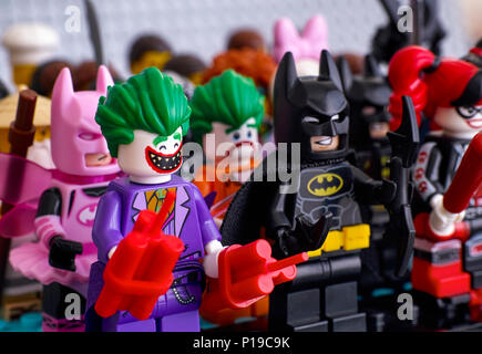 Tambow, Russische Föderation - Februar 05, 2018 Lego Minifiguren stehen in Reihen. In der ersten Zeile - Der Joker, Batman, Harley Quinn. Fokus auf der Joker. Stockfoto