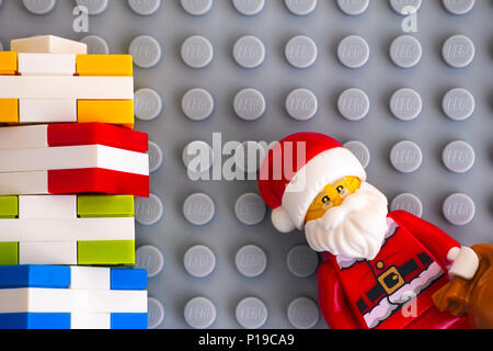 Tambow, Russische Föderation - Mai 20, 2018 Lego Santa Claus und Stapel von präsentiert auf der grauen Grundplatte Hintergrund. Studio gedreht. Stockfoto