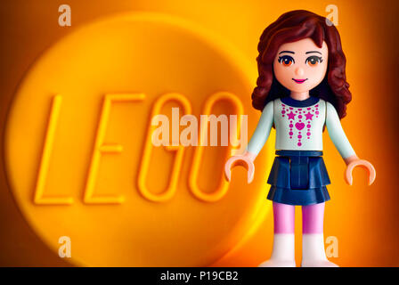 Tambow, Russische Föderation - Mai 20, 2018 Lego Friends girl Minifigur gegen gelber Hintergrund mit Word LEGO. Studio gedreht. Stockfoto