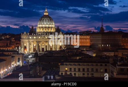 Rom, Italien, 24. März 2018: der Petersdom und die Vatikanstadt Leuchten bei Sonnenuntergang. Stockfoto