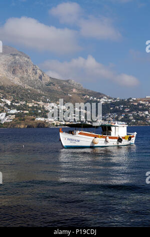 Blick auf die Insel Telendos mit Blick auf die größere Insel Kalymnos, Dodekanes, Griechenland. Stockfoto