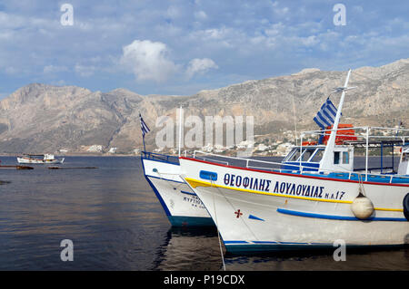 Fähren verwendet werden Passagiere von und nach Insel Telendos in Richtung der größeren Insel Kalymnos, Dodekanes, Griechenland suchen. Stockfoto