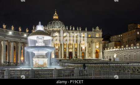 Rom, Italien, 24. März 2018: ein Brunnen fließt in Piazza San Pietro, vor der Basilika St. Peter im Vatikan. Stockfoto