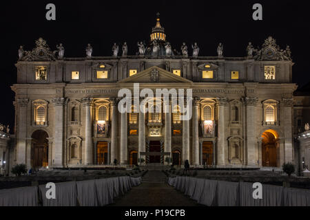 Rom, Italien, 24. März 2018: Der Vatikanischen Basilika di San Pietro, ist nachts beleuchtet. Stockfoto