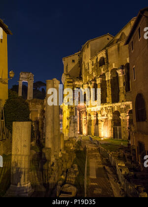 Rom, Italien, 25. März 2018: Die Ruinen der römischen Tempel des Apollo Sosianus und das Theater von Marcellus Leuchten in der Nacht. Stockfoto