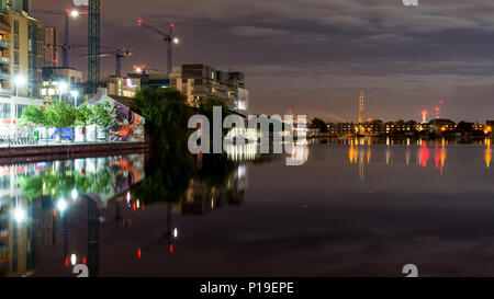 Dublin, Irland - 17. September 2016: Moderne Wohnung und Büro Gebäude sind in den Grand Canal Dock neben alten Lagerhäuser und Industr wider Stockfoto