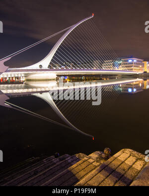 Dublin, Irland - 17. September 2016: Die schrägseilbrücke Samuel Beckett Brücke, entworfen, um die irischen Harfe zu berufen, den Fluss Liffey in Dublin Stockfoto