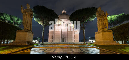 Rom, Italien, 26. März 2018: die Heiligen Petrus und Paulus stehen außerhalb der modernen Basilika dei Santi Pietro e Paolo Kirche im Stadtteil EUR von Rom Stockfoto