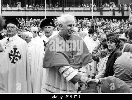 KARDINAL BASIL HUME SPAZIERT BEI DER MESSE ZUM 100. JAHRESTAG DER KATHOLISCHEN KIRCHE AUF DEM GUILDHALL-PLATZ IN PORTSMOUTH UNTER DEN MASSEN. 1983 Stockfoto