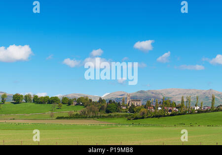 Clackmannan Pfarrkirche mit dem Ochil Hills im Hintergrund, Clackmannanshire, Schottland, Großbritannien Stockfoto