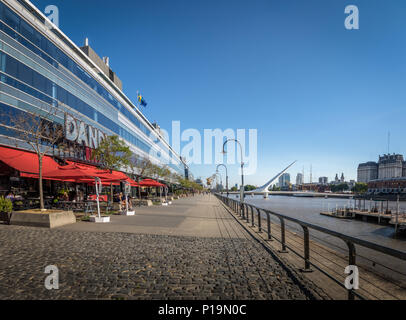 Puerto Madero Promenade Restaurants und Frauen Brücke (Puente de La Mujer) auf Hintergrund - Buenos Aires, Argentinien Stockfoto