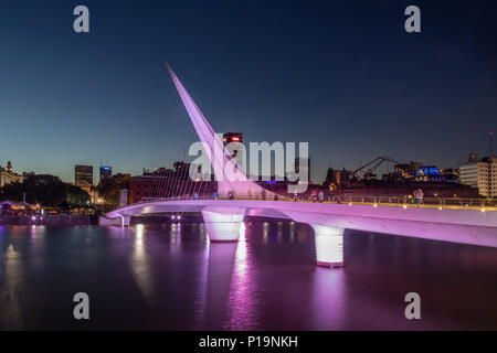 Frauen Brücke (Puente de La Mujer) in Puerto Madero in der Nacht - Buenos Aires, Argentinien Stockfoto