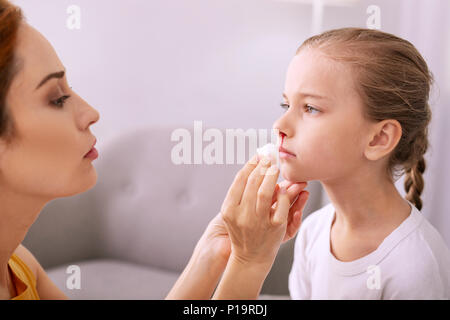 Hübsches trauriges mädchen stand vor ihrer Mutter. Stockfoto