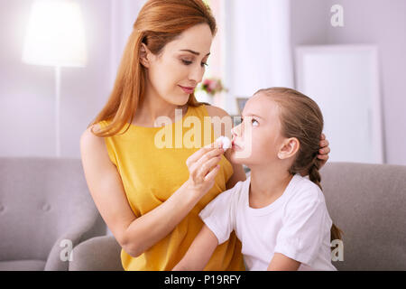 Traurige düstere Mädchen zusammen mit ihrer Mama sitzen Stockfoto