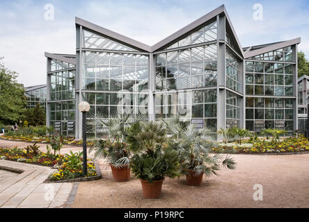 Von außen ein Tropicarium glasshouse Gebäude, Palmengarten, Frankfurt am Main, Hessen, Darmstadt, Deutschland. Stockfoto
