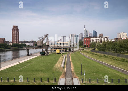 Industriekultur Artefakte entlang des Flusses Main, mit moderner Architektur Skyline im Hintergrund, Ostende, Frankfurt am Main, Hessen, Deutschland. Stockfoto