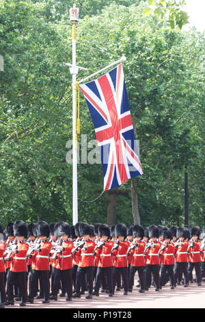 Coldstream Guards nach unten marschieren die Mall für die die Farbe London 2018 Stockfoto