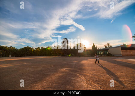 Den Sonnenuntergang im Park an der Mündung des Flusses Turia. Valencia, Spanien Stockfoto