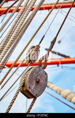 Nahaufnahme Bild vom alten Segelschiff Holz- Riemenscheibe, selektive konzentrieren. Stockfoto