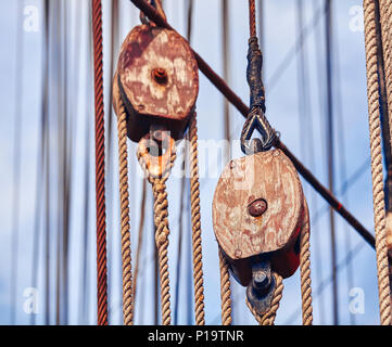 Vintage getönten alten Segelschiff Holz- Riemenscheiben, nautische Hintergrund. Stockfoto